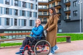 Aide à domicile pour maintenir le lien social et faire des sorties à l'extérieur